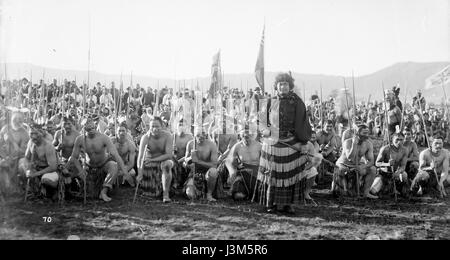 Questa fotografia, scattata nel 1901, mostra un gruppo di Maori che eseguono un haka, una danza di guerra tradizionale, mentre aspettano di esibirsi per il Duca di York a Rotorua, nuova Zelanda. L'haka è un'importante espressione culturale nelle tradizioni maori. Foto Stock
