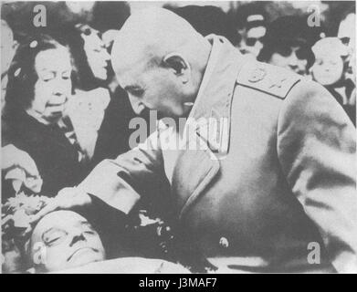 Hovhannes Bagramyan, un importante generale sovietico, è raffigurato al funerale di Ivan Isakov, un'altra figura militare chiave. L'evento segna un momento significativo nella storia militare sovietica, con entrambi gli individui che giocano ruoli cruciali durante la seconda guerra mondiale nelle forze armate sovietiche. Foto Stock