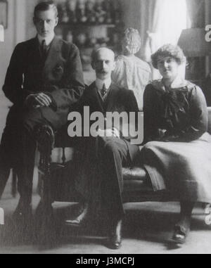 Il Granduca Dmitri Pavlovih andGrand Duchessa Maria Pàvlovna con il loro padre granduca Paul Aleksandrovic, 1914 Foto Stock