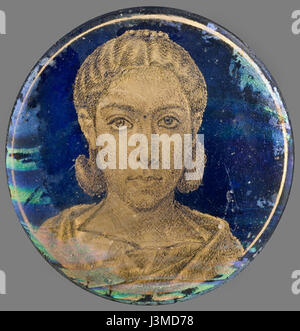 Un ritratto in vetro d'oro raffigurante una donna, ospitato a Torino. L'opera d'arte mostra le prime tecniche di lavorazione del vetro e la ritrattistica antica. Foto Stock