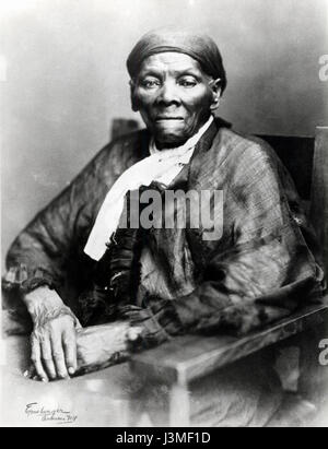 Harriet Tubman era un'abolizionista afroamericana, nota per il suo lavoro nel guidare le persone schiavizzate verso la libertà attraverso la Underground Railroad. Questa foto ritratto funge da potente simbolo del suo contributo al movimento abolizionista e alla storia americana. Foto Stock