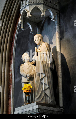 Statua di Fratel Miguel delle scuole cristiane nella Cattedrale Metropolitana di Guayaquil (ufficialmente la Cattedrale di San Pietro). Settimana Santa 201 Foto Stock