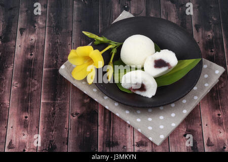 Dolce giapponese ,cotto a vapore di farina di riso torta dolce ripieno di fagioli rossi giapponesi sulla placca modello. Foto Stock