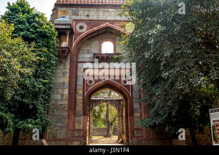 Tomba di Humayun arabo-sarai architettura di Mughal gateway con intricati intarsi. un sito patrimonio mondiale dell'UNESCO. Foto Stock