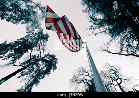 Bassa angolazione della bandiera americana appesa su un palo Foto Stock