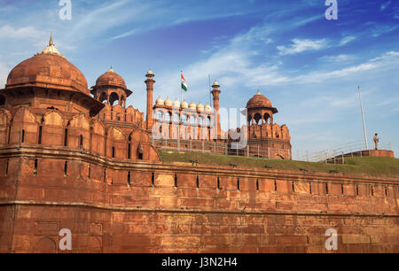 Il Forte rosso a Delhi è una pietra arenaria rossa fort città costruita dall'imperatore Akbar. Un india mughal architecture struttura designata come sito del patrimonio mondiale dell'UNESCO. Foto Stock