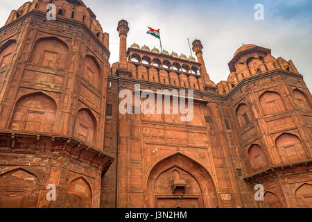 Il Forte rosso a Delhi è una pietra arenaria rossa fort città costruita dall'imperatore Akbar. Un india mughal architecture struttura designata come sito del patrimonio mondiale dell'UNESCO. Foto Stock