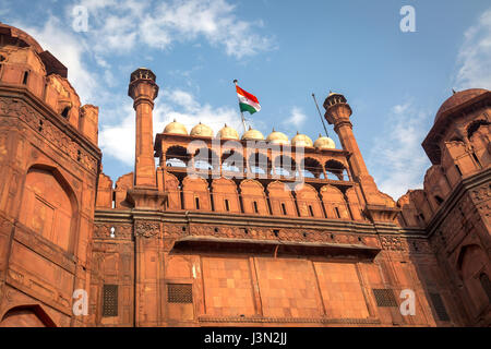 Il Forte rosso a Delhi è una pietra arenaria rossa fort città costruita dall'imperatore Akbar. Un india mughal architecture struttura designata come sito del patrimonio mondiale dell'UNESCO. Foto Stock