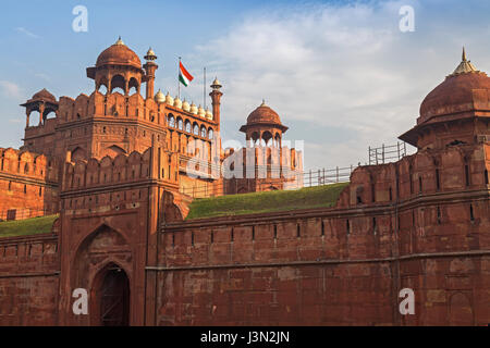 Il Forte rosso a Delhi è una pietra arenaria rossa fort città costruita dall'imperatore Akbar. Un India Mughal architecture struttura designata come Sito del Patrimonio Mondiale dell'UNESCO. Foto Stock