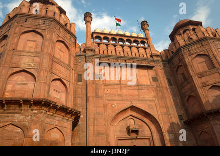 Il Forte rosso a Delhi è una pietra arenaria rossa fort città costruita dall'imperatore Akbar. Un india mughal architecture struttura designata come sito del patrimonio mondiale dell'UNESCO. Foto Stock