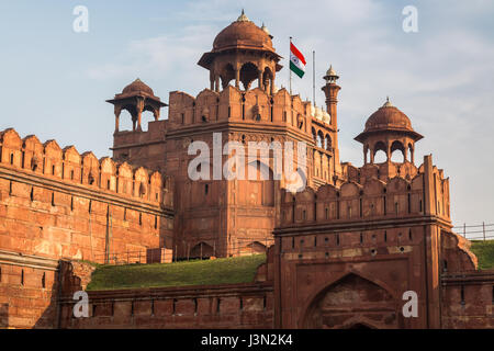 Il Forte rosso a Delhi è una pietra arenaria rossa fort città costruita dall'imperatore Akbar. Un india mughal architecture struttura designata come sito del patrimonio mondiale dell'UNESCO. Foto Stock