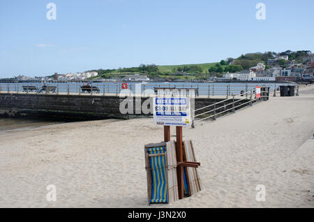 Swanage Dorset Regno Unito -23 Aprile 2017: sdraio a noleggio sulla spiaggia Foto Stock