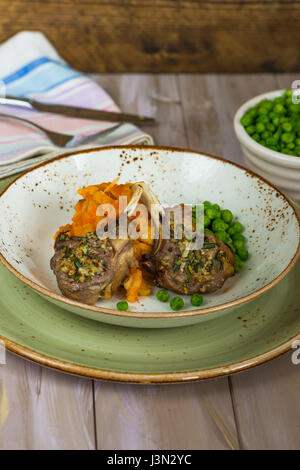 Il rosmarino costolette di agnello a cena con la carota e pastinaca mescolanza e piselli verdi Foto Stock