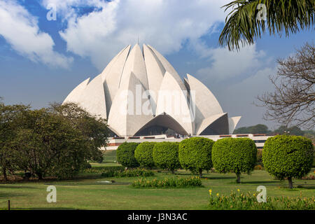Tempio di Loto Delhi è la casa di Bahai di culto e un notevole punto di riferimento della città per il suo design architettonico unico la replica di un fiore di loto. Foto Stock