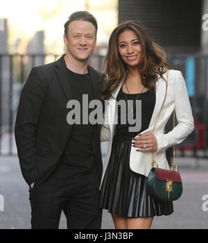 Karen e Kevin Clifton fuori ITV Studios con: Karen Clifton, Kevin Clifton dove: Londra, Regno Unito quando: 05 Apr 2017 Foto Stock