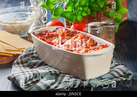 Hot gustose lasagne con spinaci in ceramica casseruola. Cucina Italiana. Foto Stock