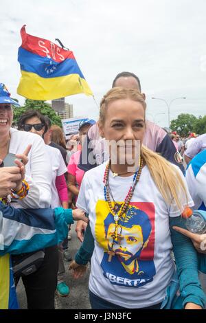 Lilian Tintori, moglie di eminenti incarcerato il leader dell opposizione Leopoldo Lopez, onde un venezuelano bandiera nazionale durante una manifestazione contro il governo di P Foto Stock
