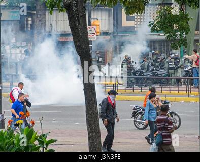 Nazionale bolivariana di polizia e guardia nazionale di stanza nelle strade di Caracas. Opposizione marzo Mercoledì 4 Maggio nel rifiuto della 'cons Foto Stock