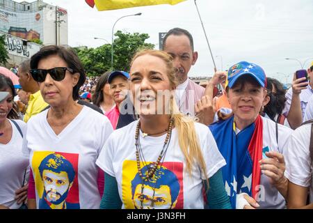 Lilian Tintori, moglie di eminenti incarcerato il leader dell opposizione Leopoldo Lopez, onde un venezuelano bandiera nazionale durante una manifestazione contro il governo di P Foto Stock