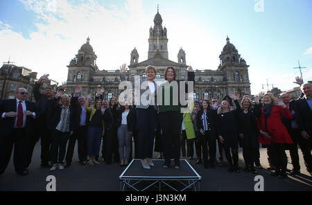 Primo Ministro Nicola storione (centro destra) con Susan Aitken, il nuovo leader del gruppo SNP su Glasgow City Council a una foto chiamata con SNP il nuovo gruppo del Consiglio in Glasgow's George Square per contrassegnare il partito della vittoria in Scottish elezioni locali. Foto Stock