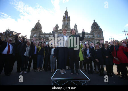 Primo Ministro Nicola storione (centro destra) con Susan Aitken, il nuovo leader del gruppo SNP su Glasgow City Council a una foto chiamata con SNP il nuovo gruppo del Consiglio in Glasgow's George Square per contrassegnare il partito della vittoria in Scottish elezioni locali. Foto Stock