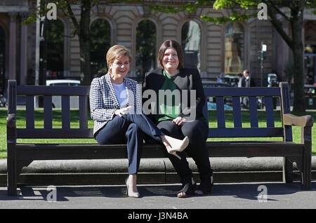 Primo Ministro Nicola storione (sinistra) con Susan Aitken, il nuovo leader del gruppo SNP su Glasgow City Council a una foto chiamata con SNP il nuovo gruppo del Consiglio in Glasgow's George Square per contrassegnare il partito della vittoria in Scottish elezioni locali. Foto Stock