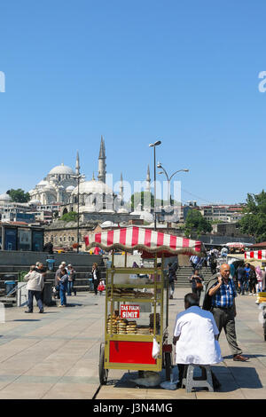 Istanbul, Turchia - 20 Maggio: Unidentified street distributore vende simits su una strada a Maggio 20, 2016, Istanbul, Turchia. Simit (Turco) è un pane di forma circolare, Foto Stock