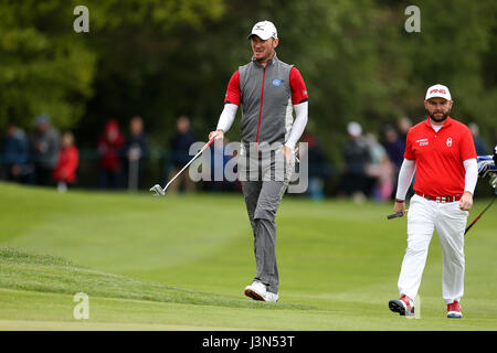 L'Inghilterra del Chris Wood e Andy Sullivan durante il giorno uno del Golf Sixes presso il centurione Club, St Albans. Stampa foto di associazione. Picture Data: Sabato 6 Maggio, 2017. Vedere PA storia Sixes GOLF. Foto di credito dovrebbe leggere: Steven Paston/filo PA. Restrizioni. Solo uso editoriale. Uso non commerciale. Foto Stock