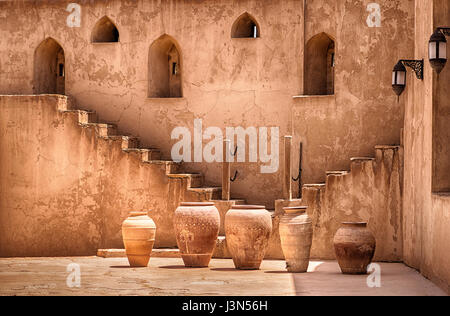 Jabreen cortile del castello - vecchie ceramiche fatte a Nizwa e Bahla - Sultanato di Oman Foto Stock