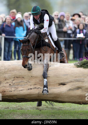 Magennis cavalcato da Irlanda Jim Newsam rifiuta al primo tentativo che saltano recinto 15 durante il cross country fase sul giorno quattro del 2017 Badminton Horse Trials. Stampa foto di associazione. Picture Data: Sabato 6 Maggio, 2017. Vedere PA storia Badminton equestre. Foto di credito dovrebbe leggere: Andrew Matthews/PA FILO Foto Stock