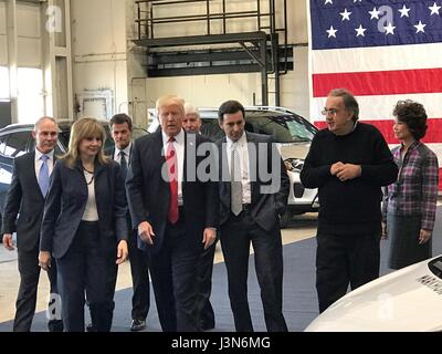 Stati Uniti Presidente Donald Trump panorami nuovi modelli di auto durante un tour del centro americano di mobilità Marzo 15, 2017 in Ypsilanti Township, Michigan. Da sinistra sono: EPA Amministratore Pruitt Scott, GM CEO Maria Barra, Ford CEO Mark Fields, Fiat Chrysler CEO Sergio Marchionne e Trasporti Segretario Elaine Chao. Foto Stock