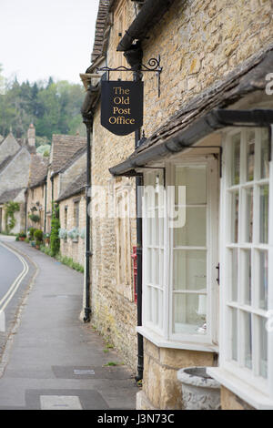 CASTLE Combe, Regno Unito - 5 Maggio 2017: Main Street a Castle Combe, Wiltshire, Regno Unito, mostrando il vecchio ufficio postale Foto Stock