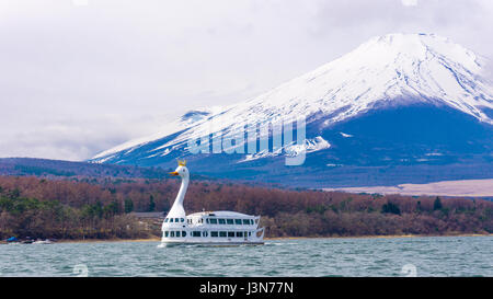 Yamanaka Lake con il Monte Fuji sullo sfondo e la barca del cigno Foto Stock