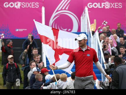 L'Inghilterra del Chris Wood e Andy Sullivan fanno il loro ingresso sul primo foro durante il giorno uno del Golf Sixes presso il centurione Club, St Albans. Foto Stock