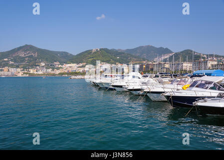 Barche ormeggiate nel porto di Salerno, Campania, Italia Foto Stock