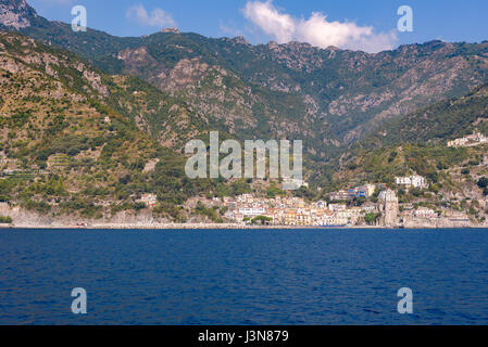 Vista di Cetara cittadina sulla costa di Amalfi, Campania, Italia Foto Stock