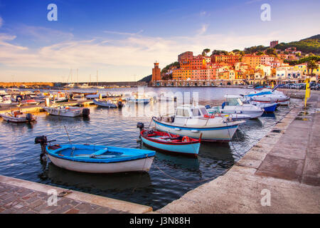 Isola d'Elba, Rio Marina Village baia. Marina, barche e il faro. Toscana, Italia, Europa. Foto Stock