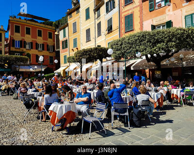 PORTOFINO, Italia - 29 Aprile 2017: Unindentified persone a Portofino, Italia. Portofino è una delle più famose città di villeggiatura sulla Riviera Italiana Foto Stock