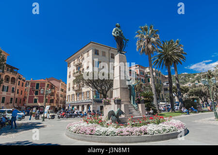 SANTA MARGHERITA LIGURE, Italia - 29 Aprile 2017: Monumento a Vittorio Emanuele II a Santa Margherita Ligure. Il monumento è stato costruito in 1894. Foto Stock