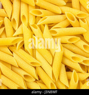 Liscio italiano Penne Lisce Maccheroni alimenti crudi o sfondo texture close up Foto Stock