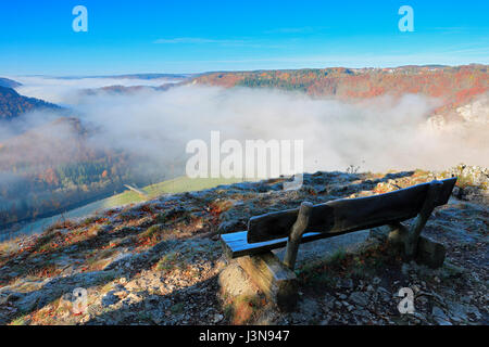 Sitzbank, Aussichtpunkt, Donautal, Naturpark Obere Donau, Baden-Wuerttemberg, Deutschland Foto Stock