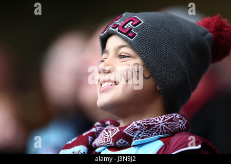 I sostenitori di Burnley nelle tribune guardano la partita contro West Bromwich Albion durante la partita della Premier League a Turf Moor, Burnley. PREMERE ASSOCIAZIONE foto. Data immagine: Sabato 6 maggio 2017. Guarda la storia di calcio della PA Burnley. Il credito fotografico dovrebbe essere: Barrington Coombs/PA Wire. RESTRIZIONI: Nessun utilizzo con audio, video, dati, elenchi di apparecchi, logo di club/campionato o servizi "live" non autorizzati. L'uso in-match online è limitato a 75 immagini, senza emulazione video. Nessun utilizzo nelle scommesse, nei giochi o nelle pubblicazioni di singoli club/campionati/giocatori. Foto Stock