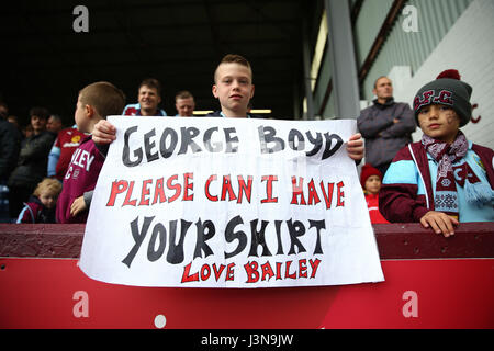 Burnley sostenitori nelle gabbie guardare la partita contro il West Bromwich Albion durante il match di Premier League a Turf Moor, Burnley. Stampa foto di associazione. Picture Data: Sabato 6 Maggio, 2017. Vedere PA storia SOCCER Burnley. Foto di credito dovrebbe leggere: Barrington Coombs/filo PA. Restrizioni: solo uso editoriale nessun uso non autorizzato di audio, video, dati, calendari, club/campionato loghi o 'live' servizi. Online in corrispondenza uso limitato a 75 immagini, nessun video emulazione. Nessun uso in scommesse, giochi o un singolo giocatore/club/league pubblicazioni. Foto Stock