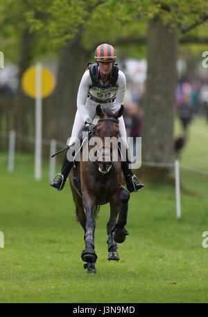 Stati Uniti d'America's Lauren Kieffer su Veronica durante il cross country fase sul giorno quattro del 2017 Badminton Horse Trials. Foto Stock