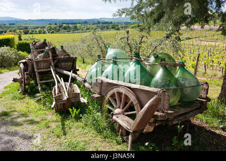 Carrello di legno con le bottiglie di vino, Villa a LBVM, Chianti, Toscana, Italia, Europa Foto Stock