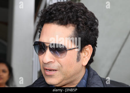 Londra, Regno Unito. Il 6 maggio, 2017. Sachin Tendulkar. Photocall con il leggendario cricketer, Sachin Tendulkar a Kia ovale, per il prossimo rilascio del suo film, Sachin: un miliardo di sogni. Il film segue Sachin Tendulkar di viaggio da un giovane ragazzo di uno dei più celebrati sportivo di tutti i tempi, rilascia il 26 maggio. Diretto dal pluripremiato regista James Erskine, questa pellicola permette ai fans di camminare nel Master Blaster la vita e la funzione anche dell'India leggende cricketing M.S. Dhoni e Virender Sehwag. Rahman. Credito: Dinendra Haria/Alamy Live News Foto Stock