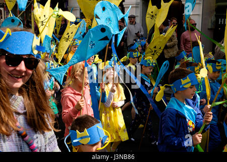 Brighton, Regno Unito. Il 6 maggio, 2017: ogni anno il primo giorno del Festival di Brighton si apre con il colorato dei bambini sfilano per le vie del centro della citta'. Primario e Junior scuole da tutta la città prende parte alla parata di musica e costume, quest anno il tema era "la poesia in movimento" riflettendo Kate Tempest essendo il festival 2017 curatore. Credito: Scott Hortop/Alamy Live News Foto Stock
