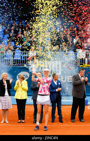 Praga, Repubblica Ceca. 06 Maggio, 2017. Praga, Repubblica Ceca. Il 6 maggio 2017. Cerimonia di premiazione presso il WTA J&T Banka Praga 2017 tennis cup. Mona BARTHEL (GER) sconfisse Kristyna PLISKOVA (CZE). Credito: Petr Toman/Alamy Live News Foto Stock