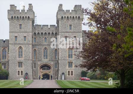 Windsor, Regno Unito. Il 6 maggio, 2017. Una processione di 250 vintage Jaguar cars fa il suo modo attraverso il castello di Windsor durante il Royal Windsor Jaguar Festival in aiuto del principe Filippo Trust Fund per il Royal Borough of Windsor e Maidenhead. Il festival è stato il più grande raduno di Jaguar automobili mai visto nel Regno Unito. Credito: Mark Kerrison/Alamy Live News Foto Stock