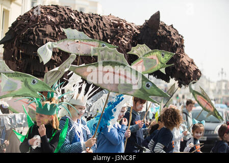 Brighton, Inghilterra, Regno Unito. 06 Maggio, 2017. Brighton, East Sussex. Il 6 maggio 2017. Brighton Il Festival di Maggio 2017 si apre con un sole luminoso e l'annuale e tradizionale bambini's Parade, una colorata e corteo musicale che è uno dei più grandi del suo genere con oltre 5000 partecipanti provenienti da più di 80 scuole. Quest anno il tema è "la poesia in Motion' per coincidere con 2017's valutazione direzione del festival dal poeta e parola artista Kate tempesta. Credito: Francesca Moore/Alamy Live News Foto Stock